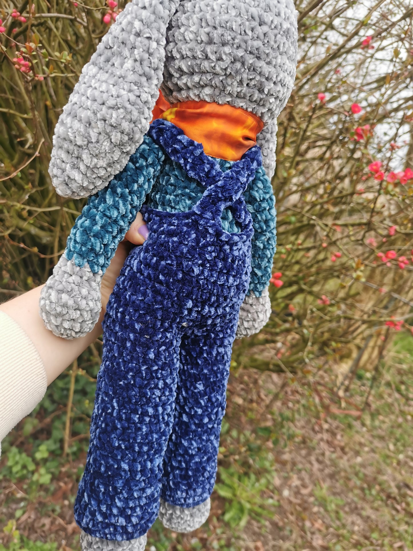 Amigurumi lapin peluche au crochet velvet gris et bleu en salopette