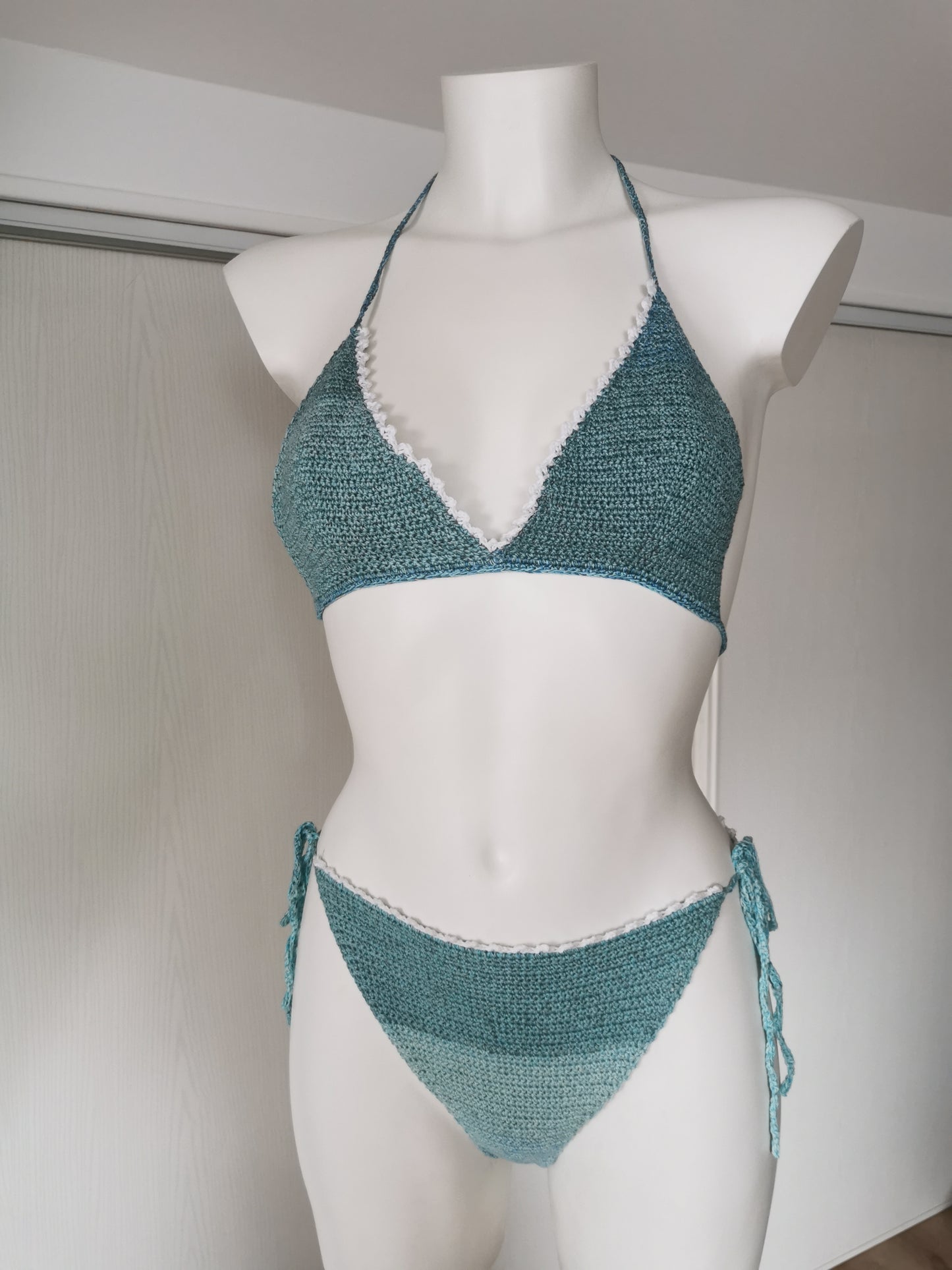 Bikini Bella fait au crochet bleu turquoise