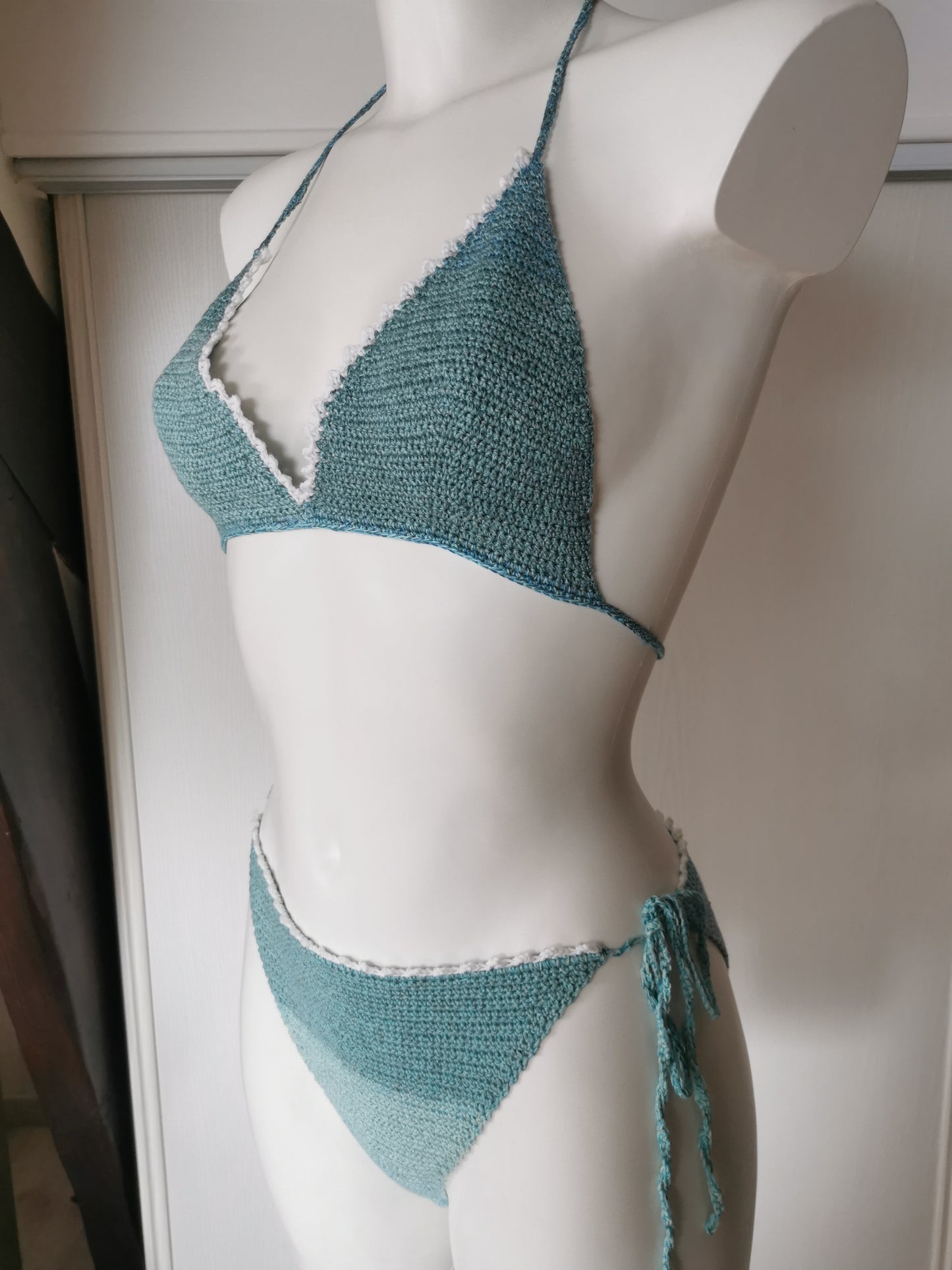 Bikini Bella fait au crochet bleu turquoise