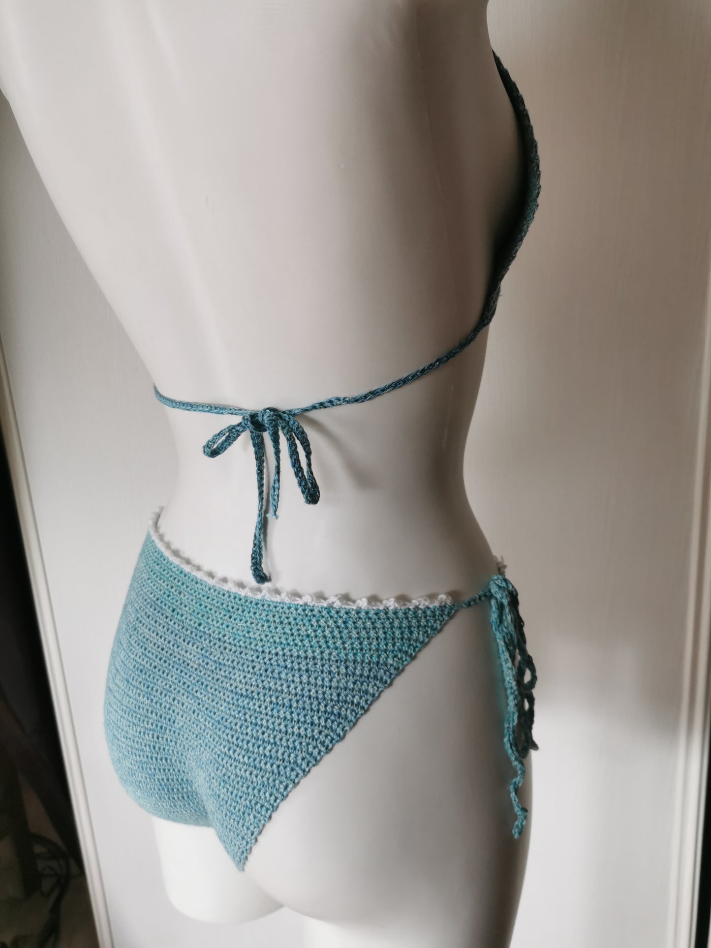 Bikini Bella fait au crochet bleu turquoise