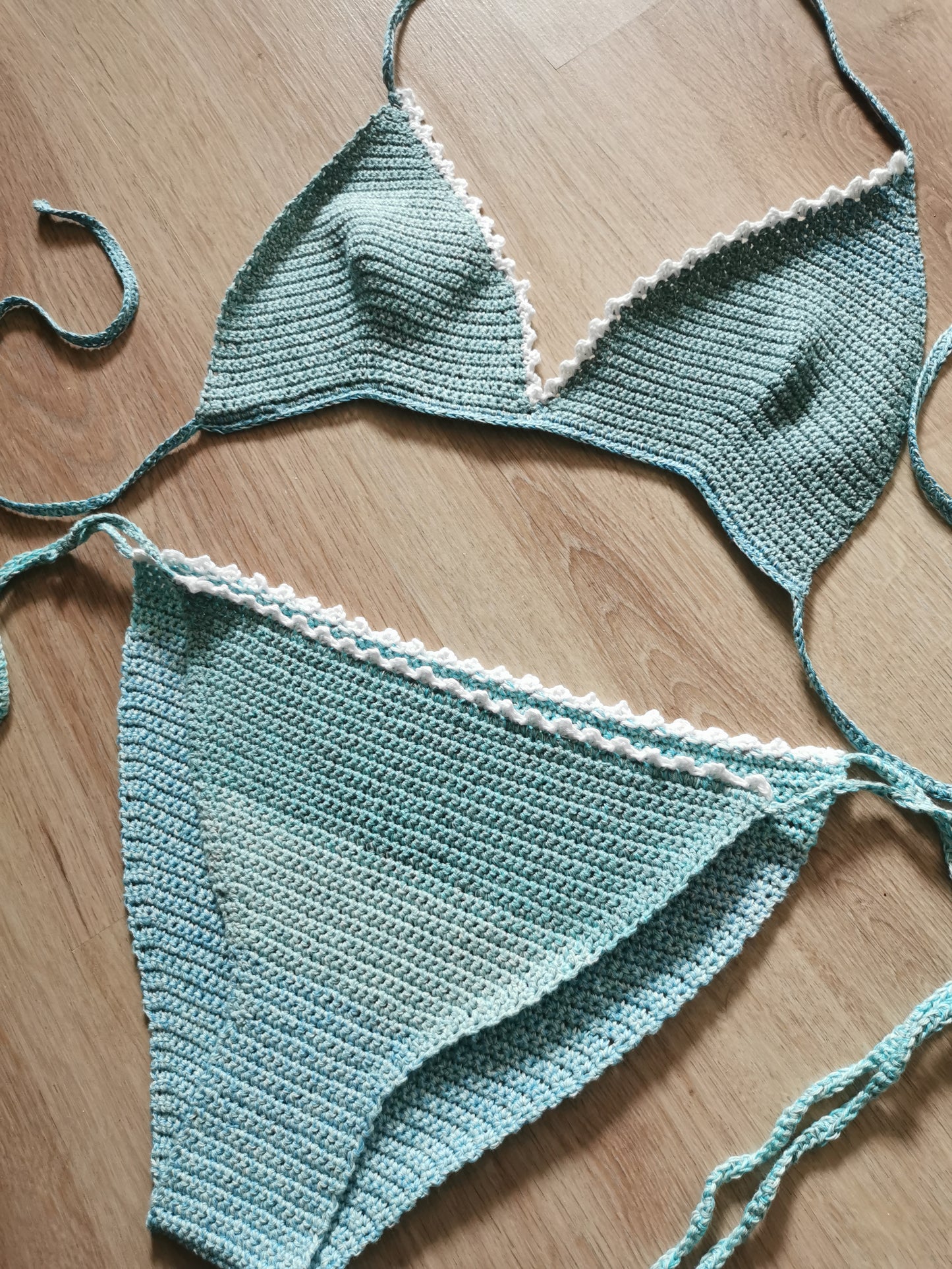 Bikini Bella fait au crochet bleu turquoise
