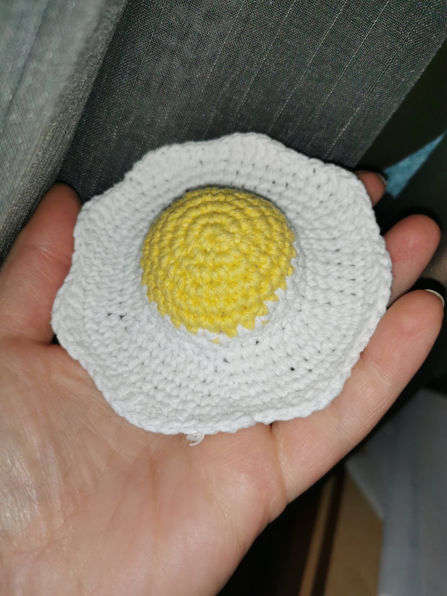 Jouet décoration au crochet un oeuf au plat
