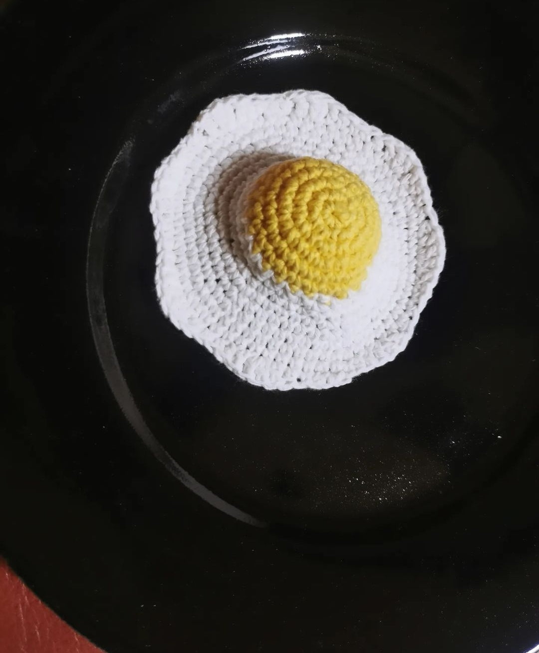 Jouet décoration au crochet un oeuf au plat