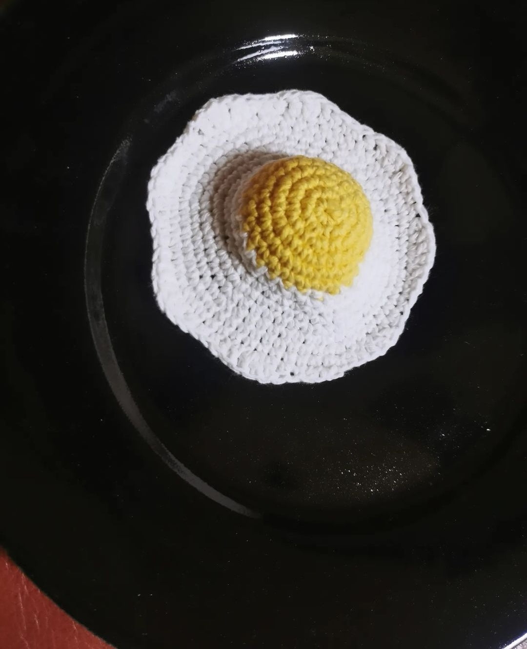 Jouet décoration au crochet un oeuf au plat