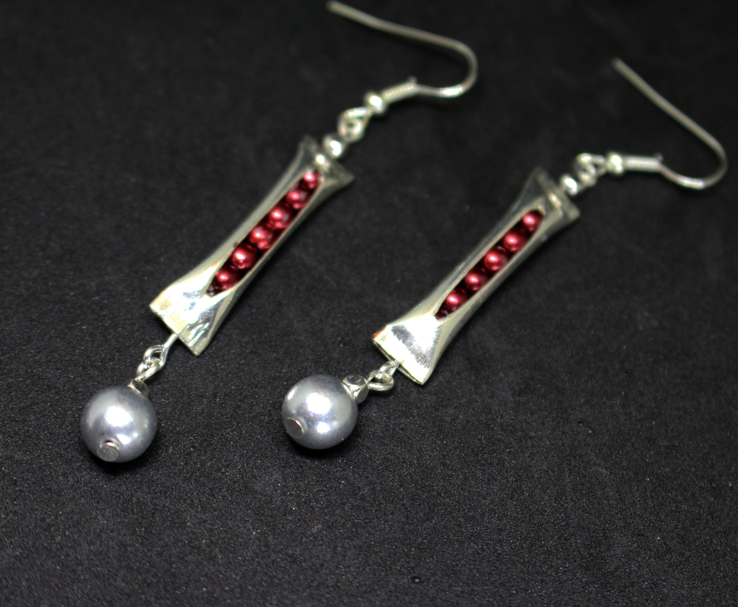 Boucles d'oreilles argentées pendantes petits pois rouges