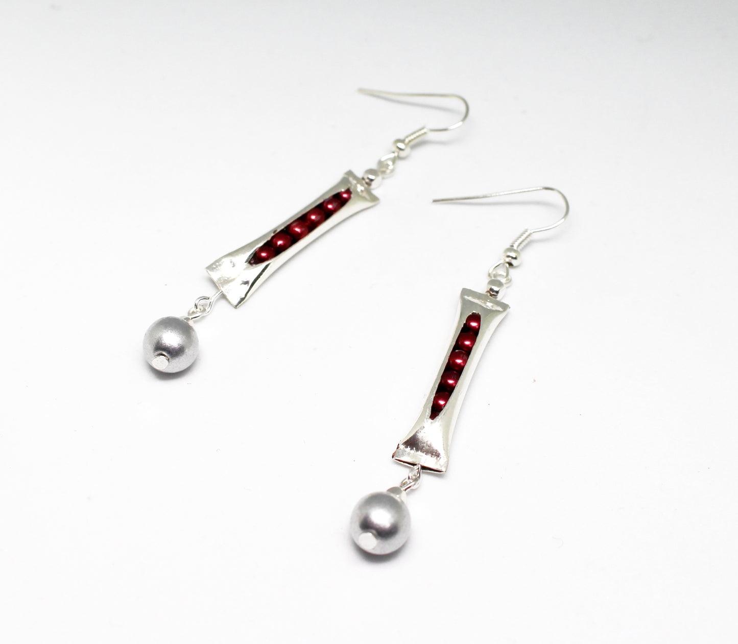 Boucles d'oreilles argentées pendantes petits pois rouges