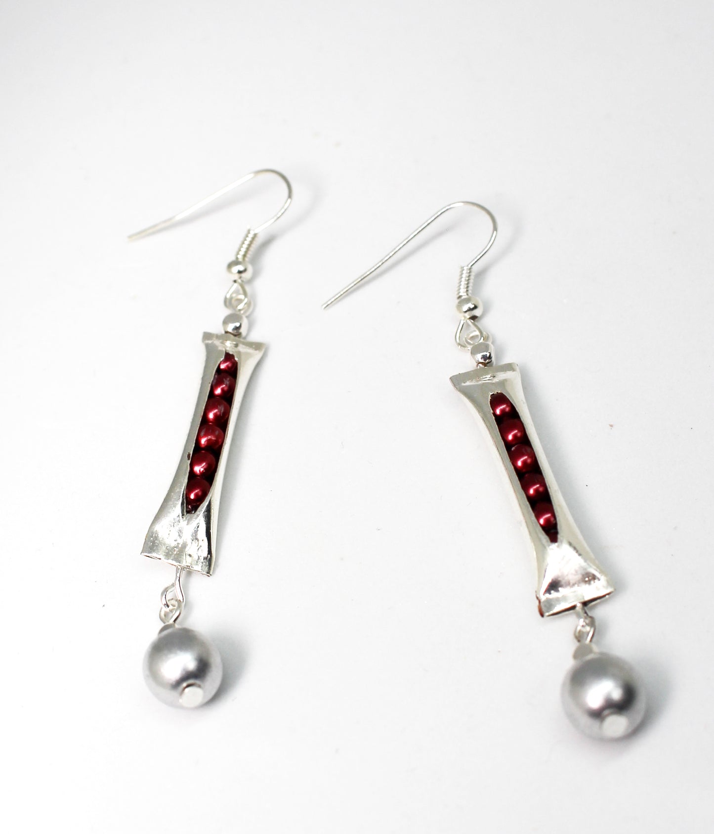Boucles d'oreilles argentées pendantes petits pois rouges