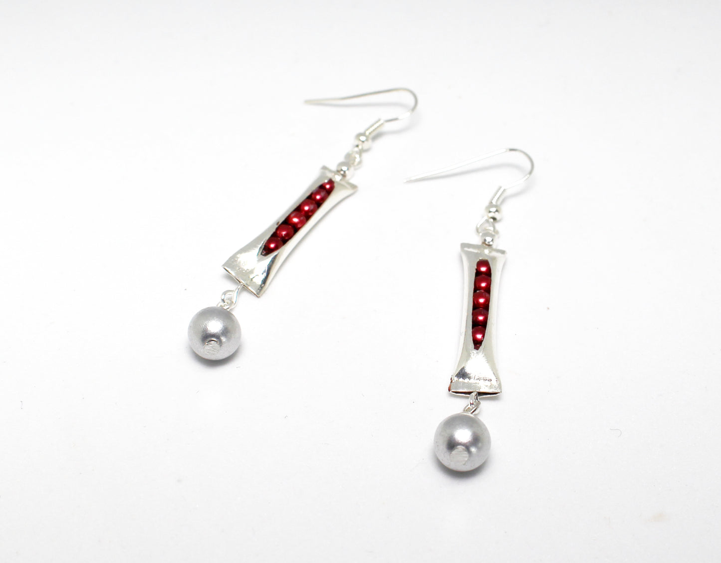 Boucles d'oreilles argentées pendantes petits pois rouges
