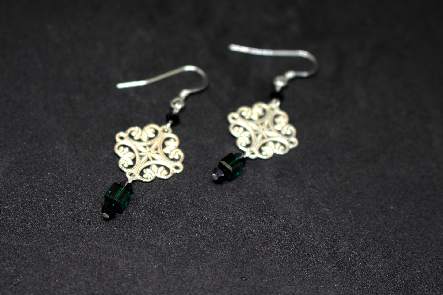 Boucles d'oreilles en argent 925 rosettes filigranes en argent et cubes verts de cristal Swarovski