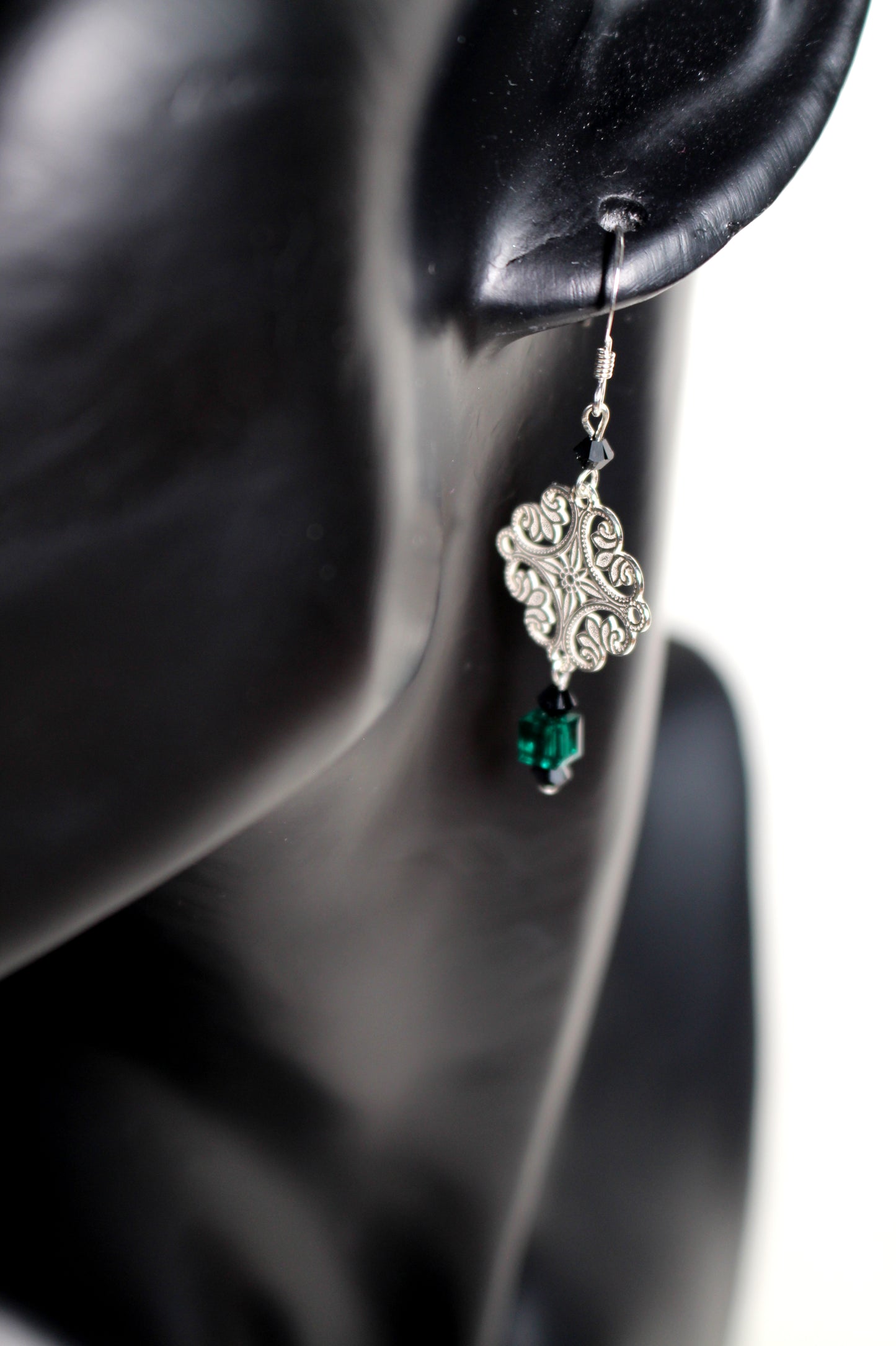 Boucles d'oreilles en argent 925 rosettes filigranes en argent et cubes verts de cristal Swarovski