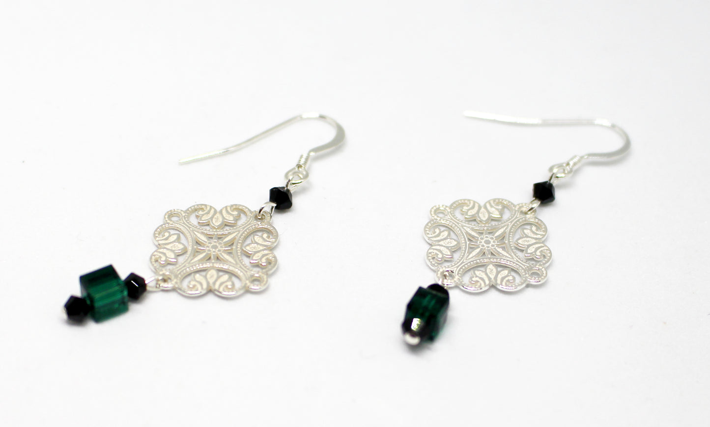 Boucles d'oreilles en argent 925 rosettes filigranes en argent et cubes verts de cristal Swarovski