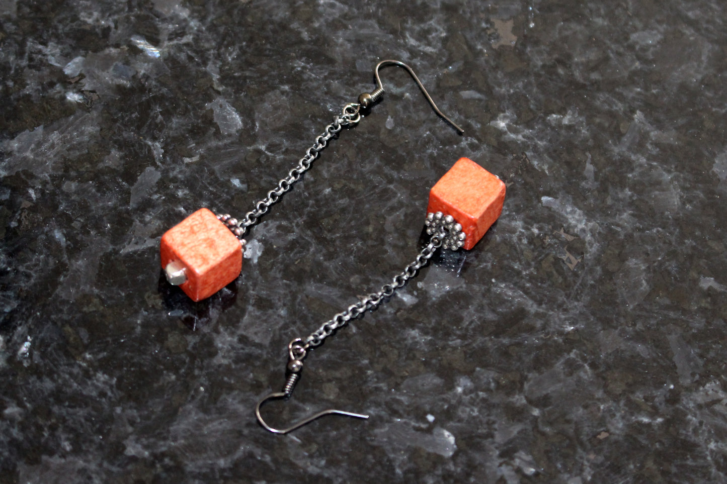 Boucles d'oreilles pendantes en chaîne gris et cubes en bois orange