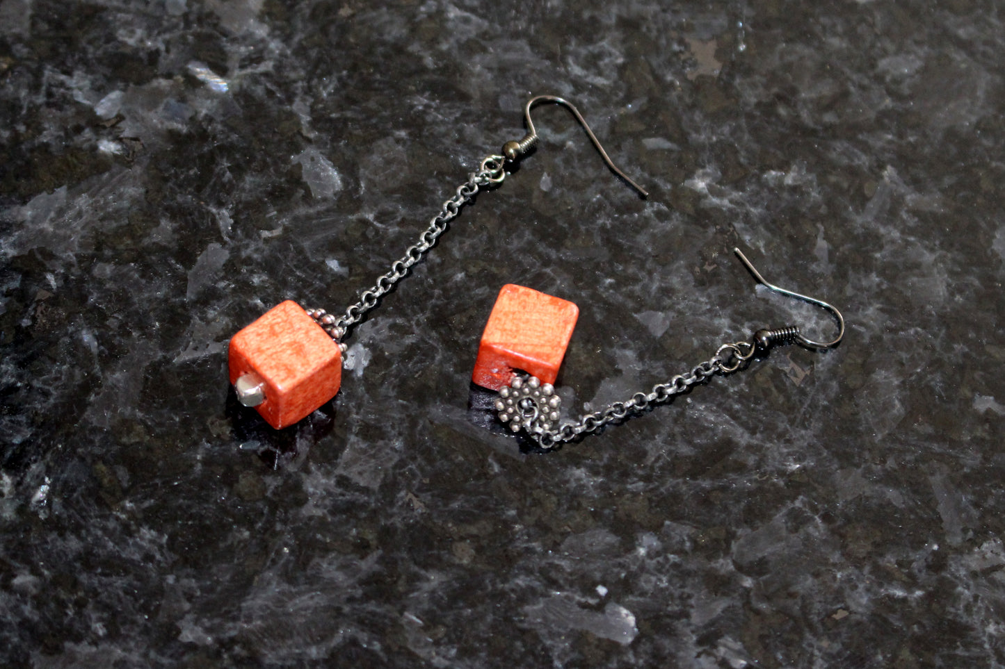 Boucles d'oreilles pendantes en chaîne gris et cubes en bois orange
