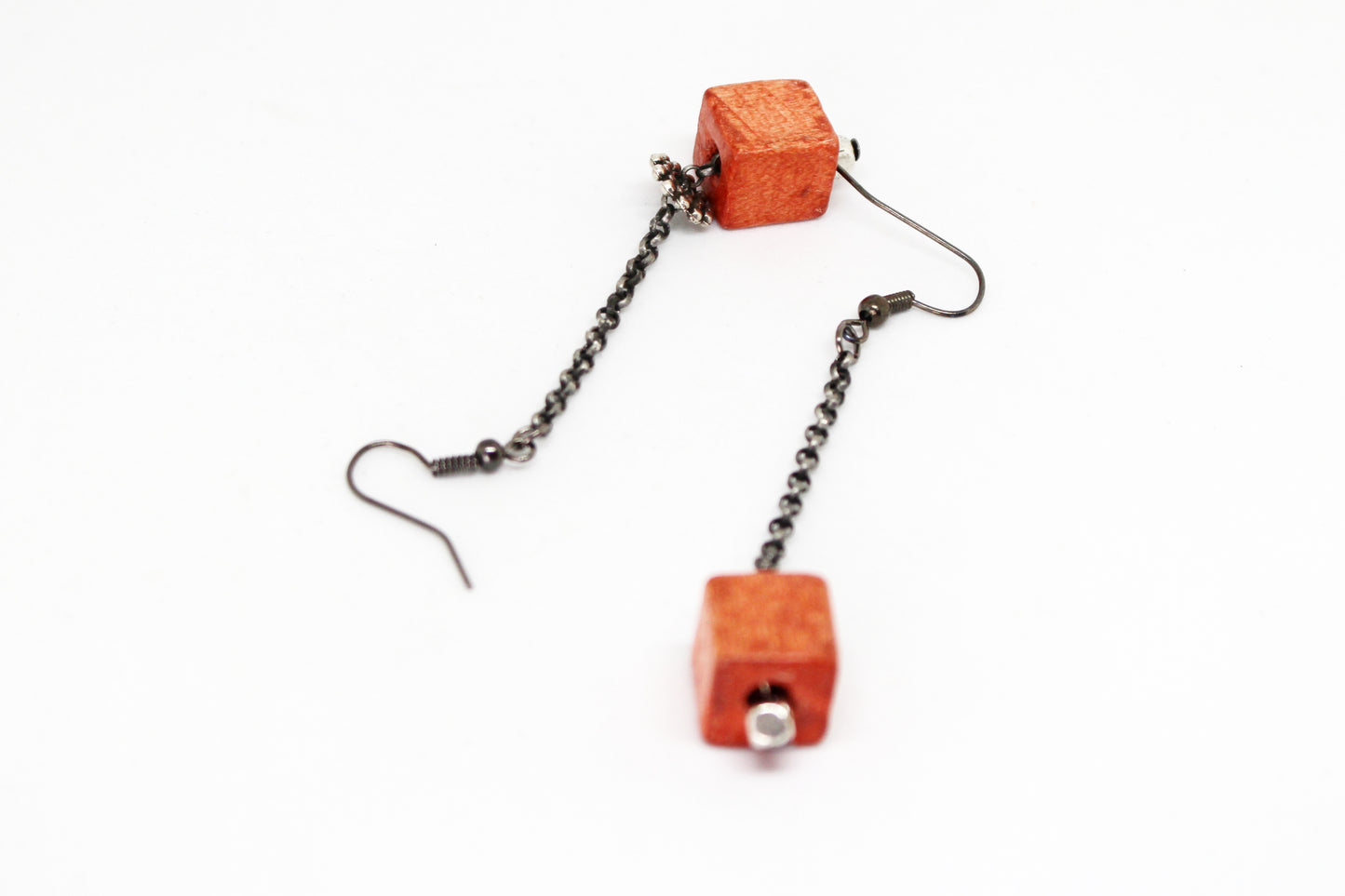 Boucles d'oreilles pendantes en chaîne gris et cubes en bois orange