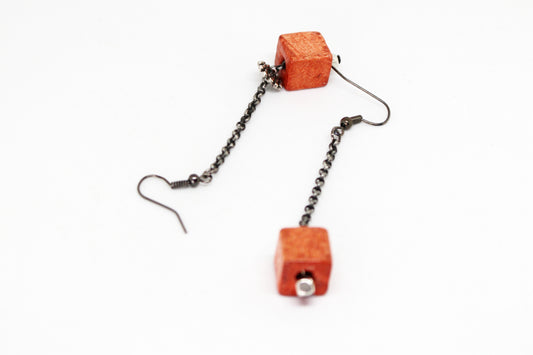 Boucles d'oreilles pendantes en chaîne gris et cubes en bois orange
