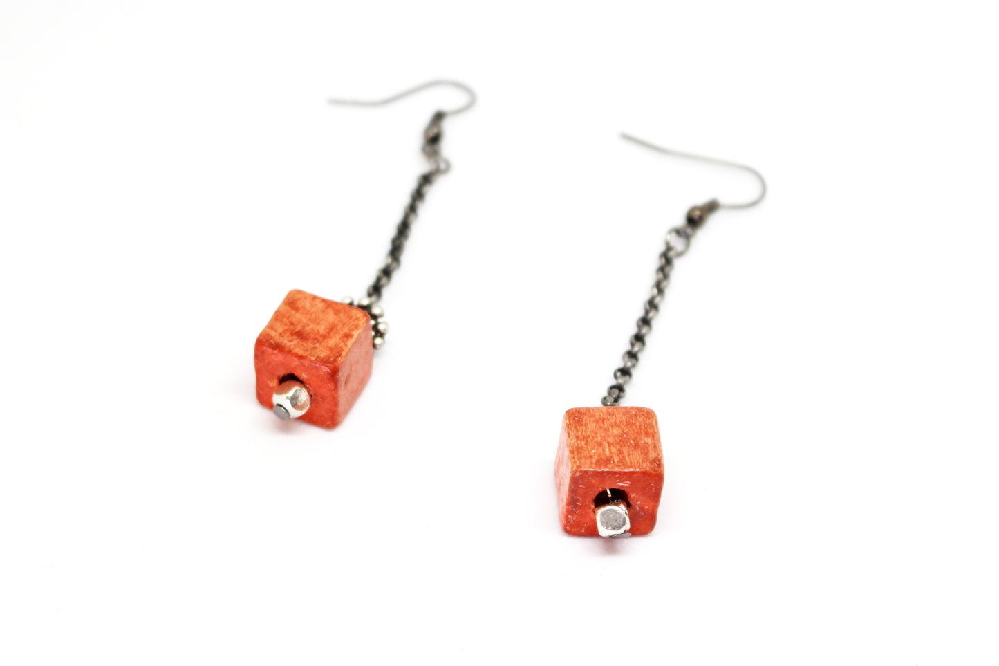 Boucles d'oreilles pendantes en chaîne gris et cubes en bois orange