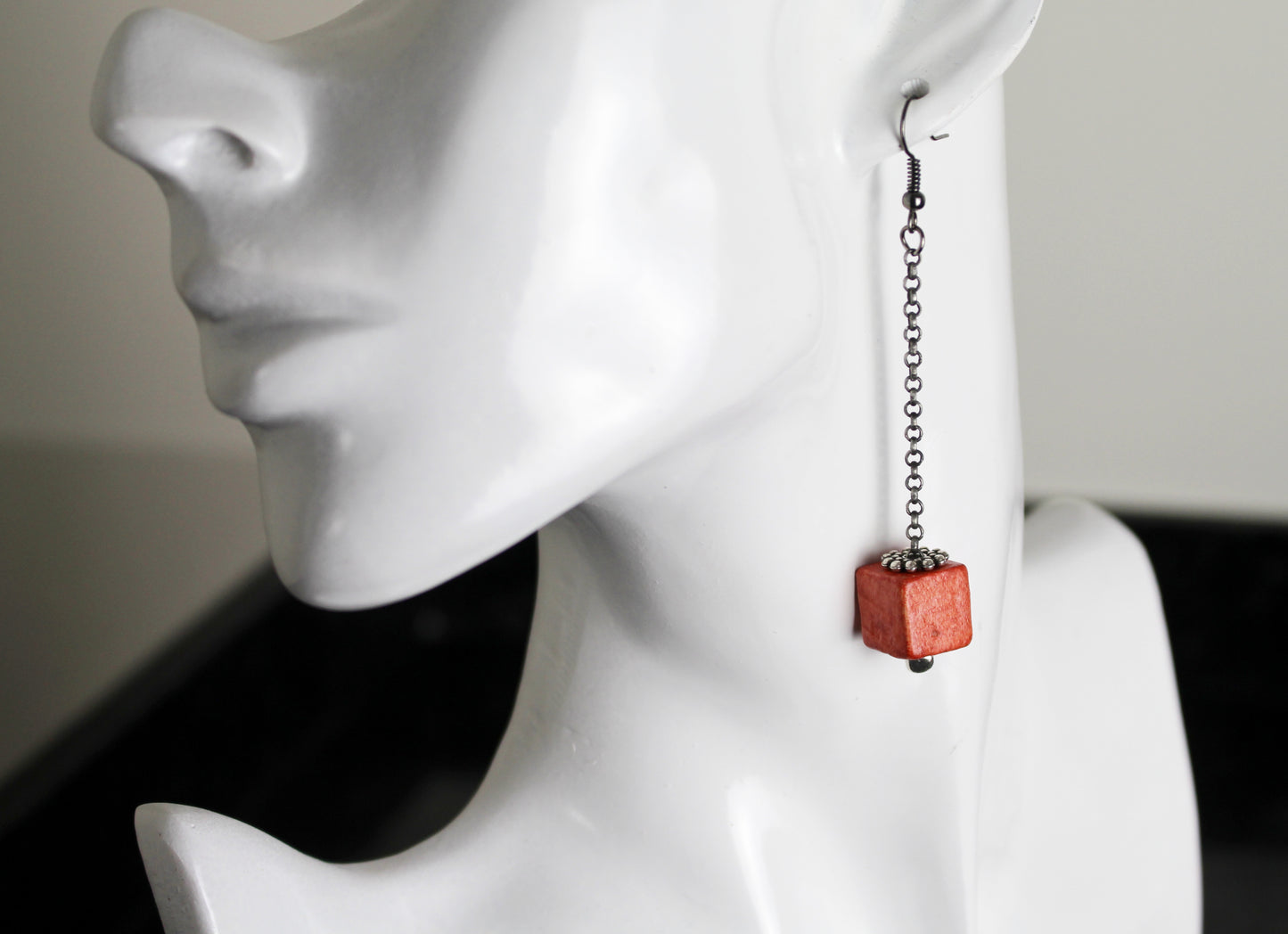 Boucles d'oreilles pendantes en chaîne gris et cubes en bois orange