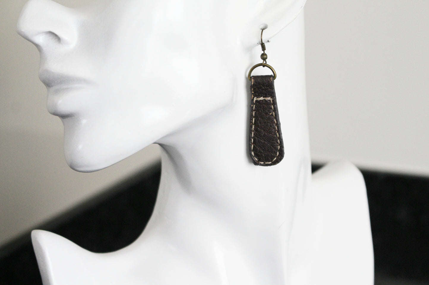 Boucles d'oreilles pendantes en similicuir marron recyclé