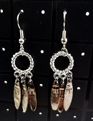 Boucles d'oreilles anneaux et feuilles métalliques