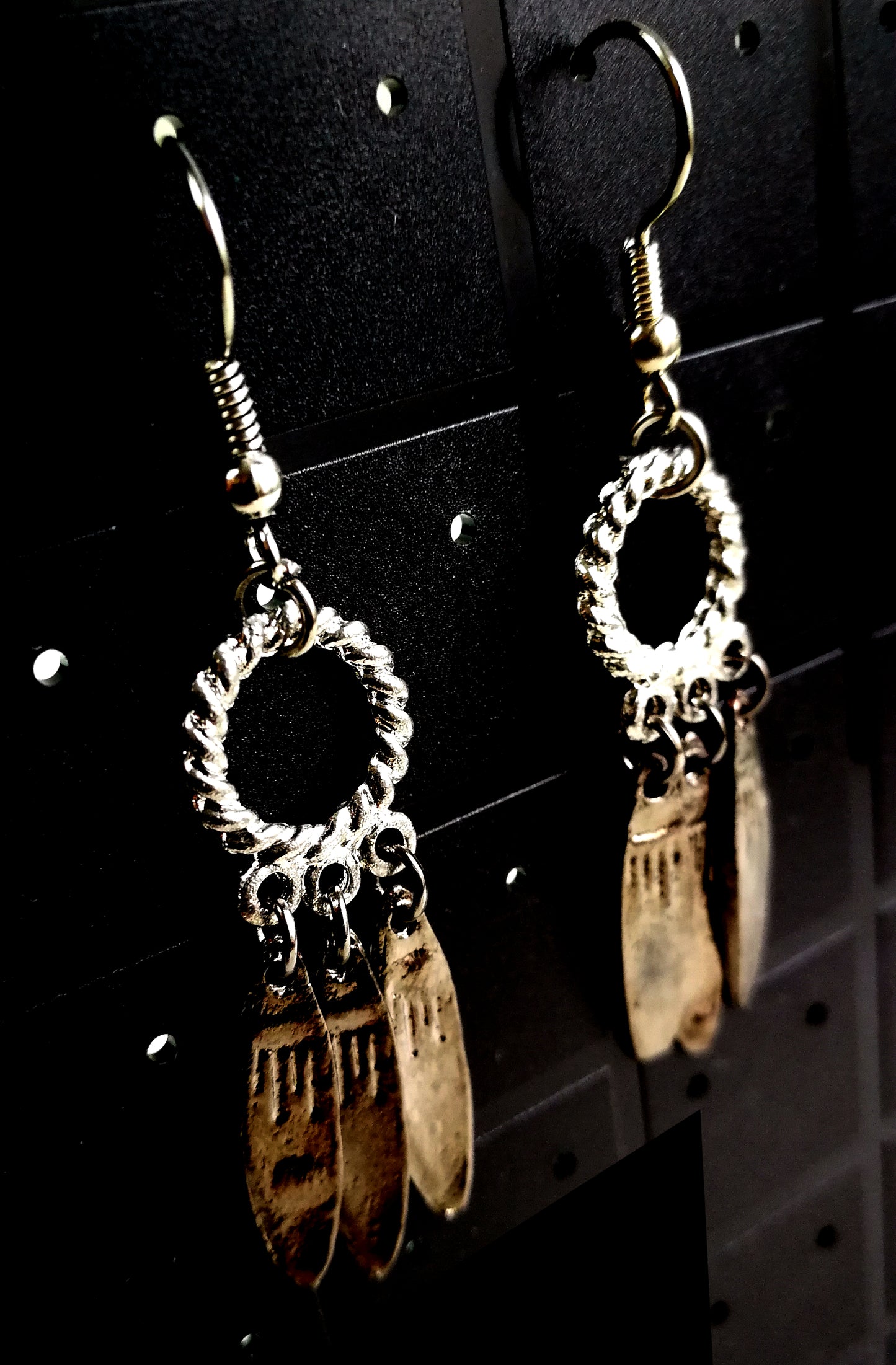 Boucles d'oreilles anneaux et feuilles métalliques
