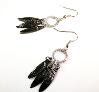 Boucles d'oreilles anneaux et feuilles métalliques