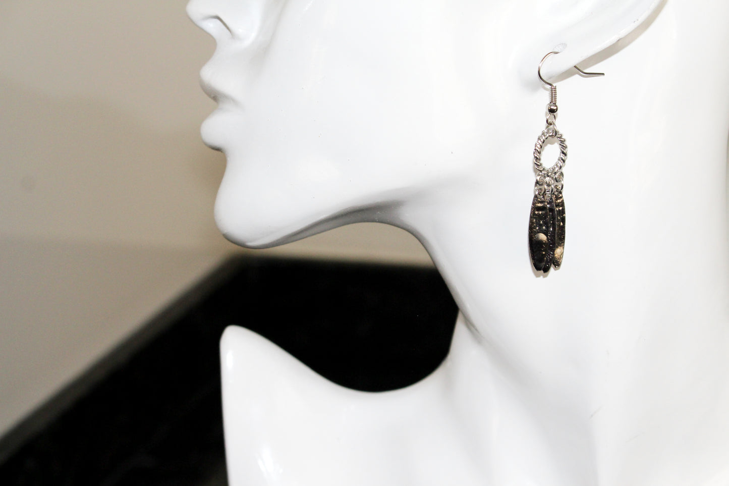 Boucles d'oreilles anneaux et feuilles métalliques