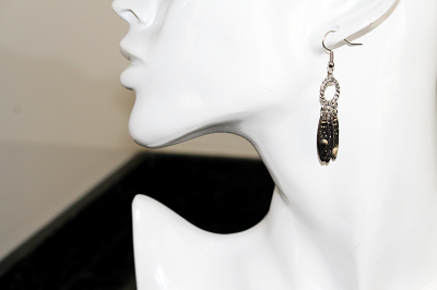 Boucles d'oreilles anneaux et feuilles métalliques