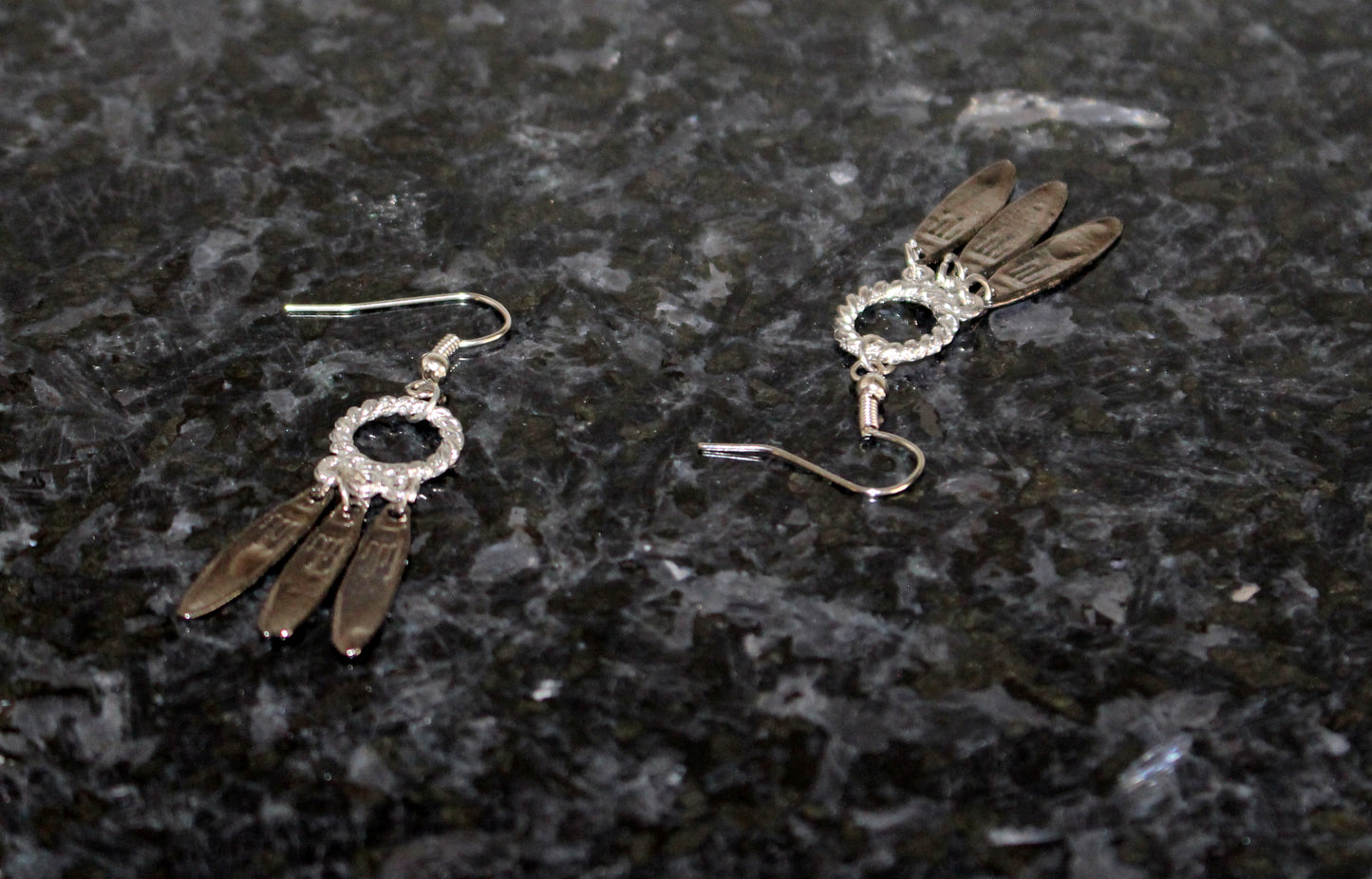 Boucles d'oreilles anneaux et feuilles métalliques