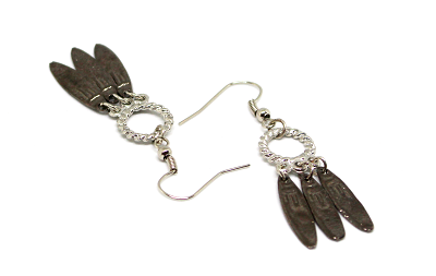 Boucles d'oreilles anneaux et feuilles métalliques
