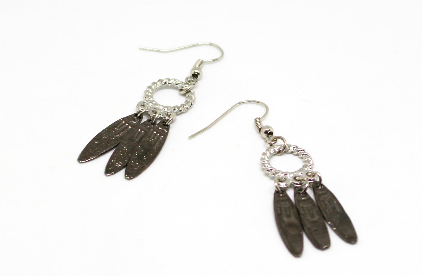 Boucles d'oreilles anneaux et feuilles métalliques