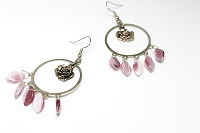 Boucles d'oreilles créoles argentées avec une rose argentée et feuilles roses