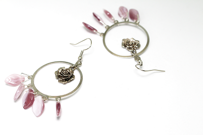 Boucles d'oreilles créoles argentées avec une rose argentée et feuilles roses