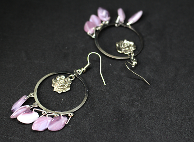 Boucles d'oreilles créoles argentées avec une rose argentée et feuilles roses