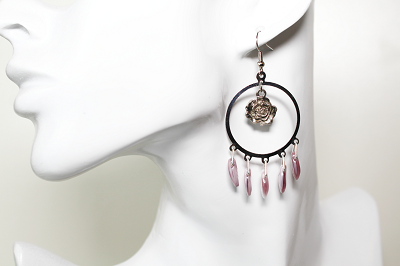Boucles d'oreilles créoles argentées avec une rose argentée et feuilles roses