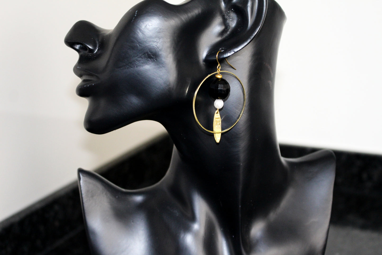 Boucles d'oreilles créoles dorées boule à facette noire