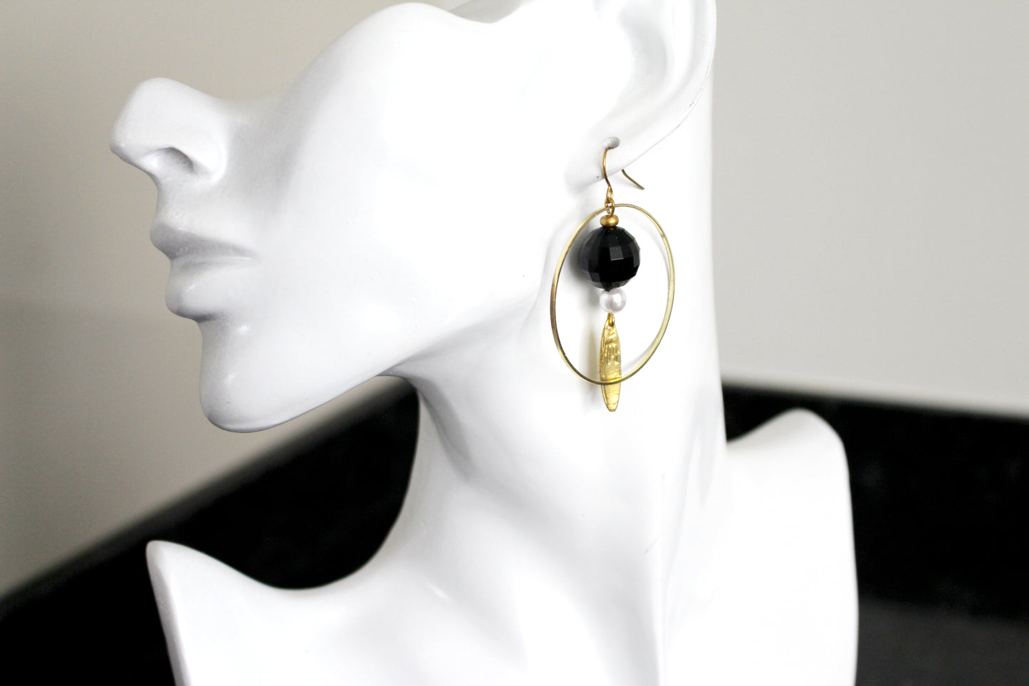 Boucles d'oreilles créoles dorées boule à facette noire