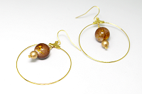 Boucles d'oreilles créoles dorées avec des perles globes marrons