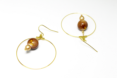 Boucles d'oreilles créoles dorées avec des perles globes marrons
