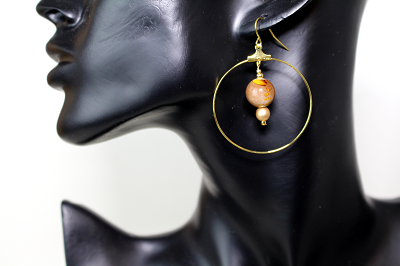 Boucles d'oreilles créoles dorées avec des perles globes marrons