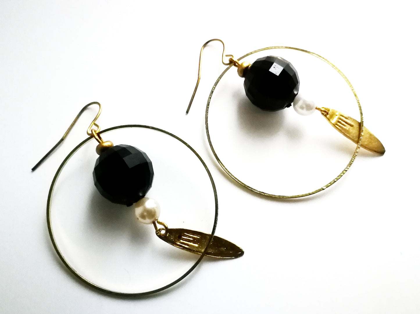 Boucles d'oreilles créoles dorées boule à facette noire