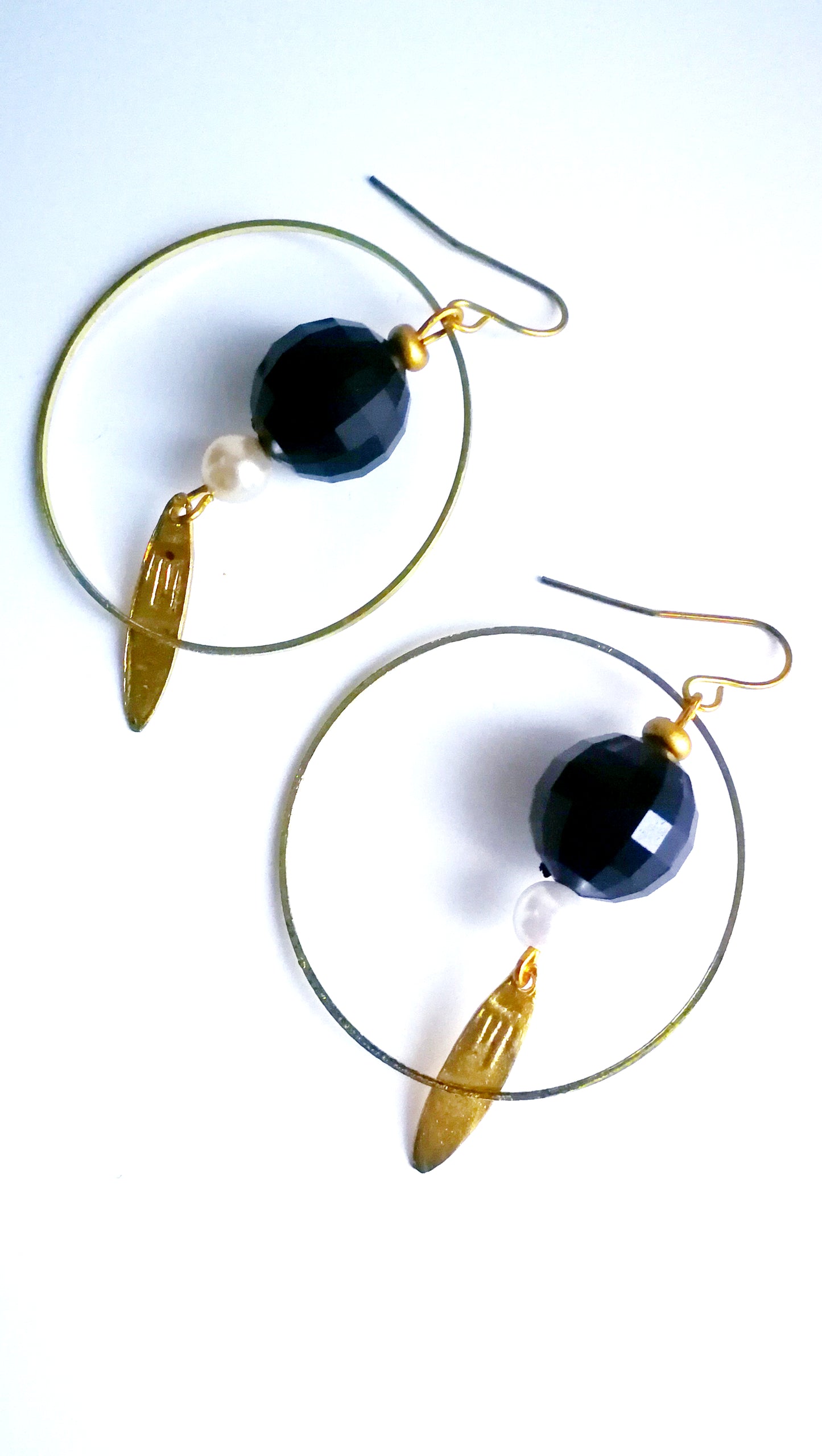 Boucles d'oreilles créoles dorées boule à facette noire