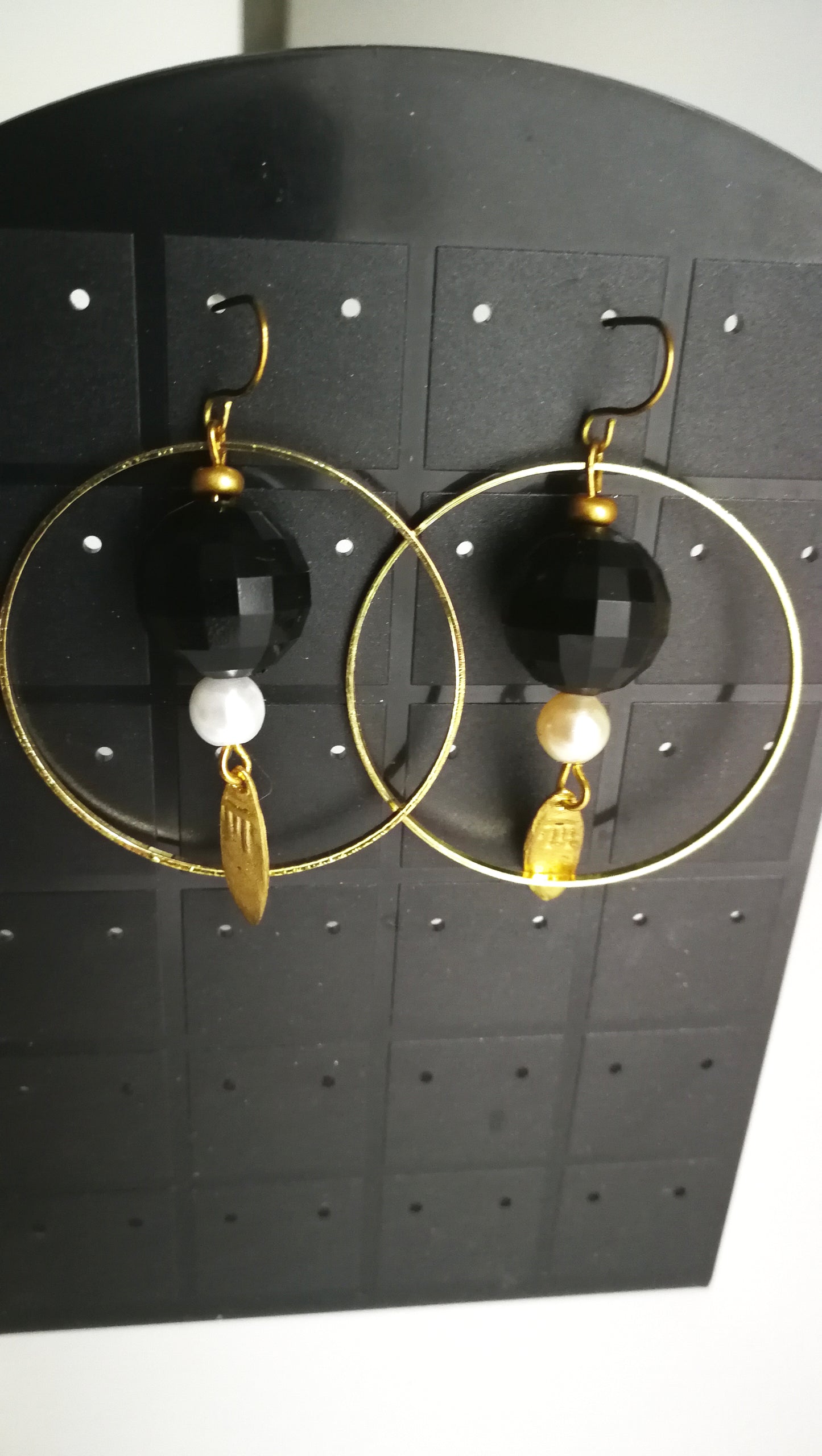 Boucles d'oreilles créoles dorées boule à facette noire