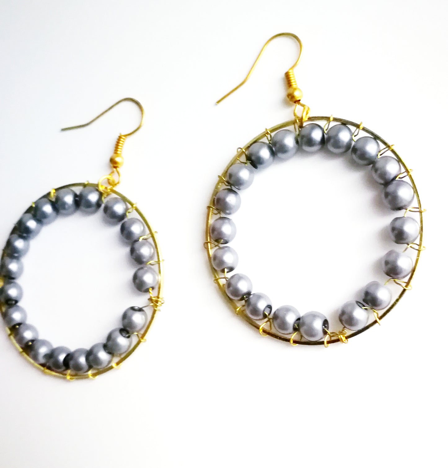 Boucles d'oreilles créoles dorées avec des perles gris nacrées
