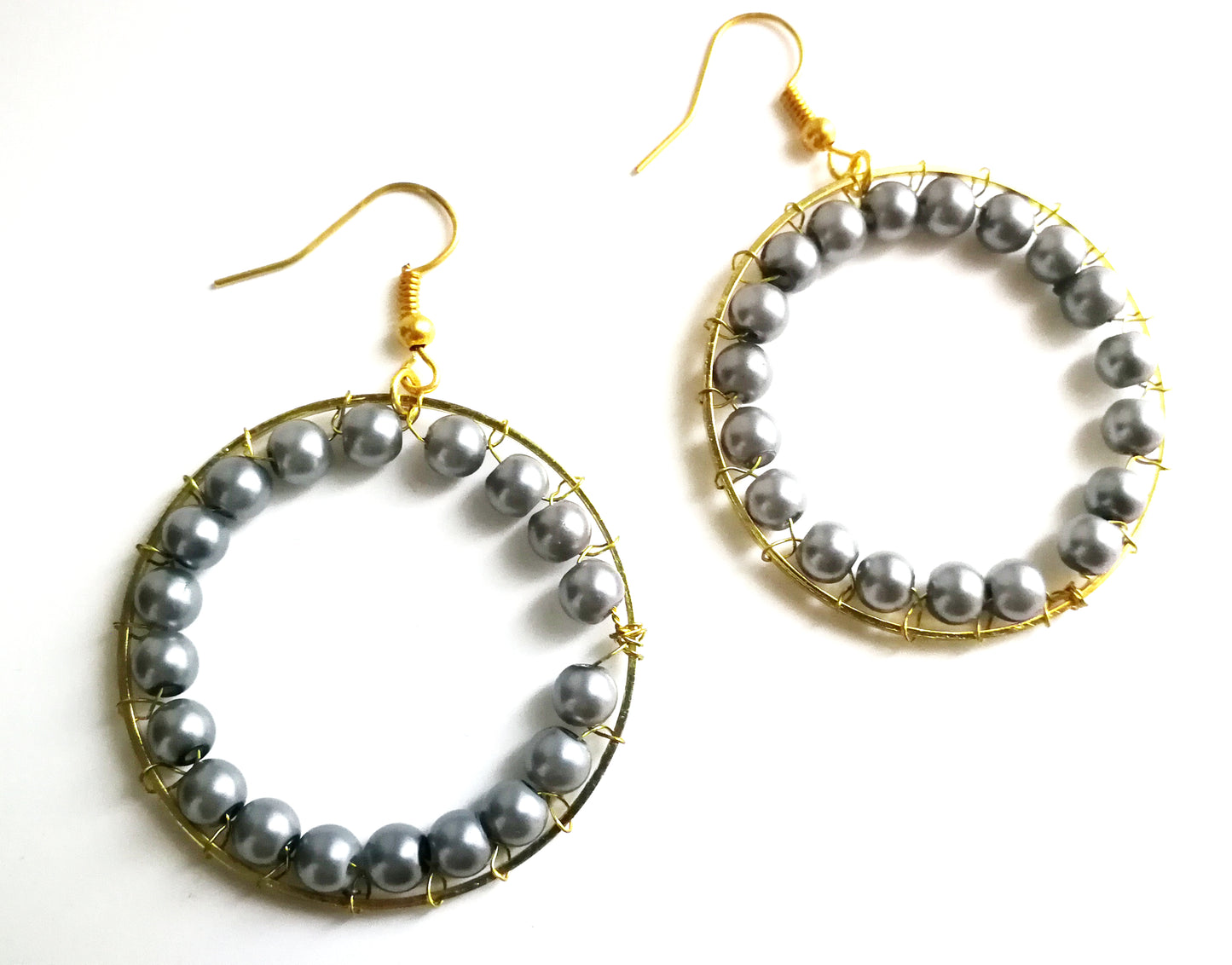 Boucles d'oreilles créoles dorées avec des perles gris nacrées