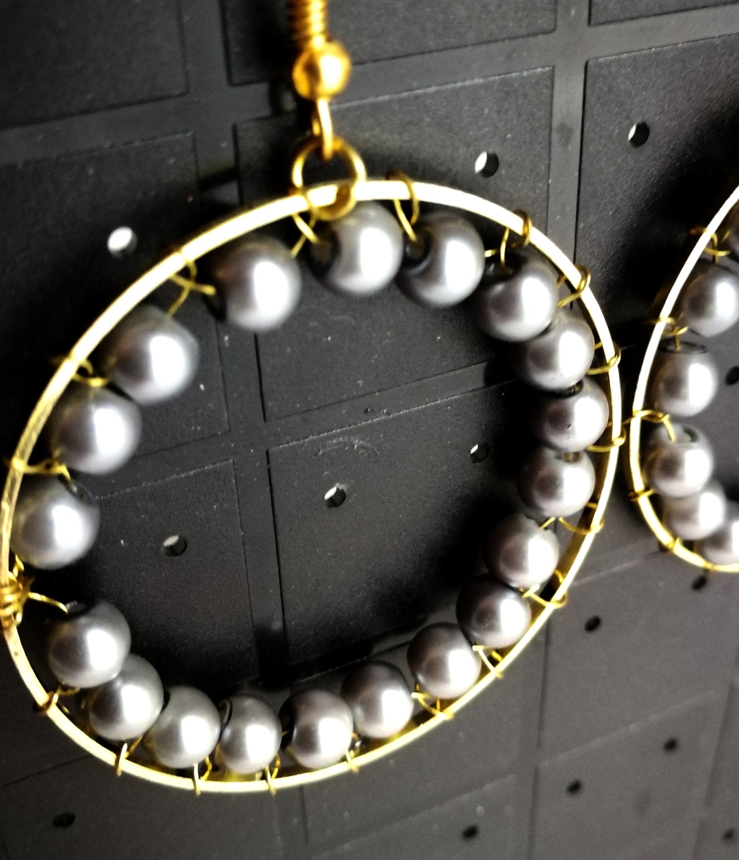 Boucles d'oreilles créoles dorées avec des perles gris nacrées