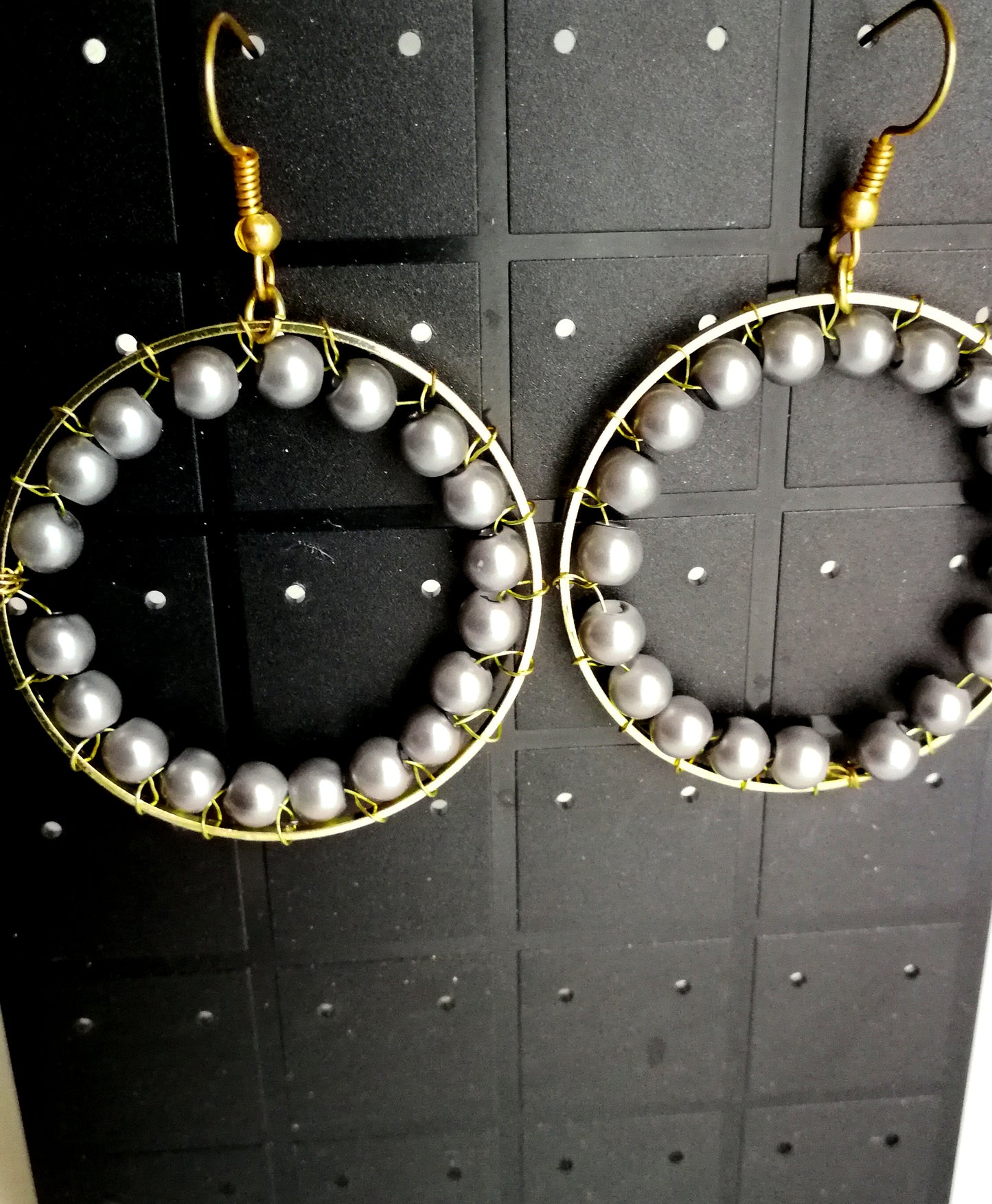Boucles d'oreilles créoles dorées avec des perles gris nacrées