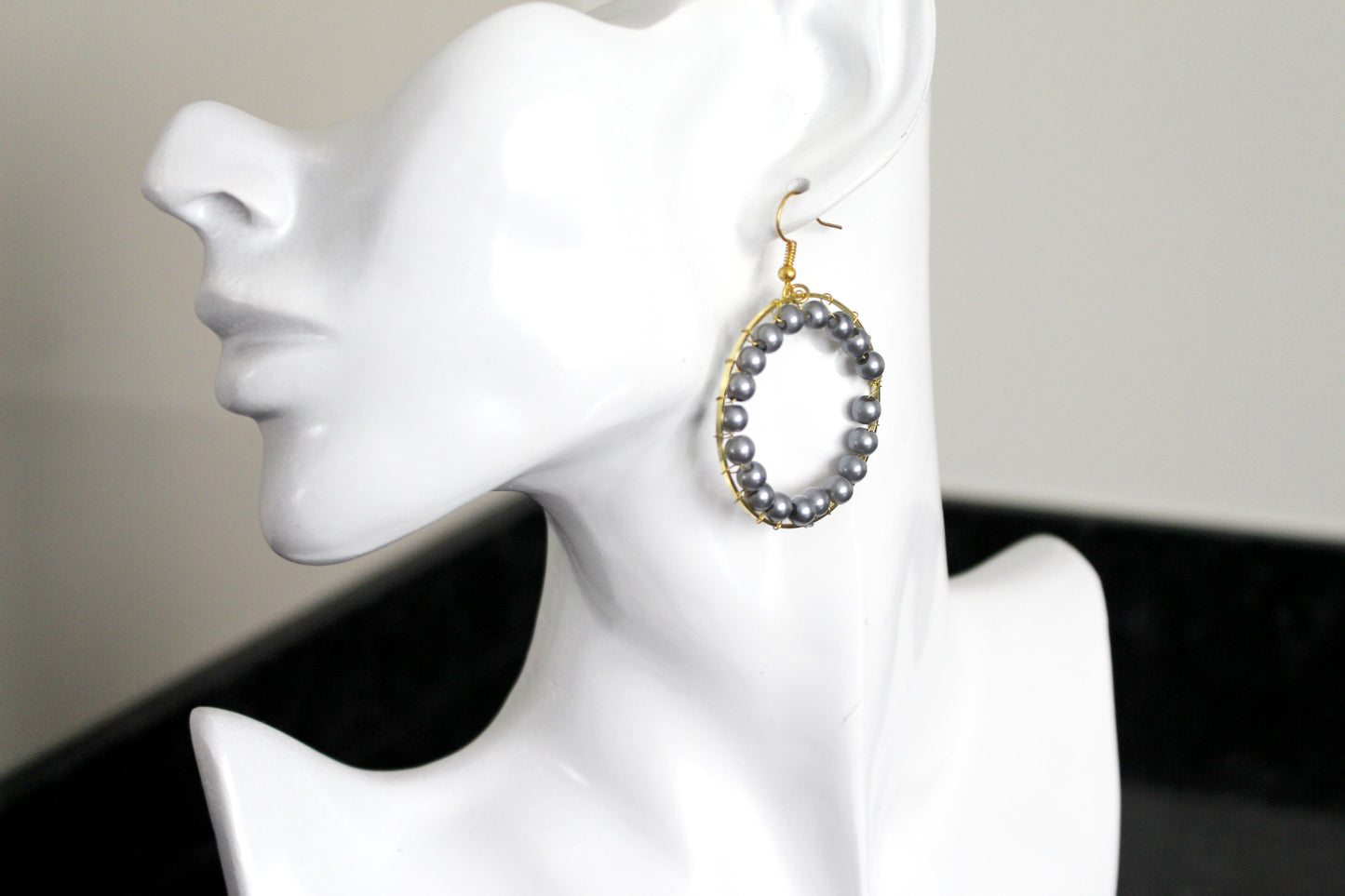 Boucles d'oreilles créoles dorées avec des perles gris nacrées