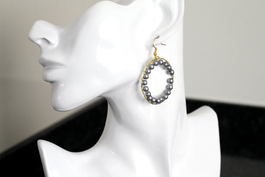 Boucles d'oreilles créoles dorées avec des perles gris nacrées