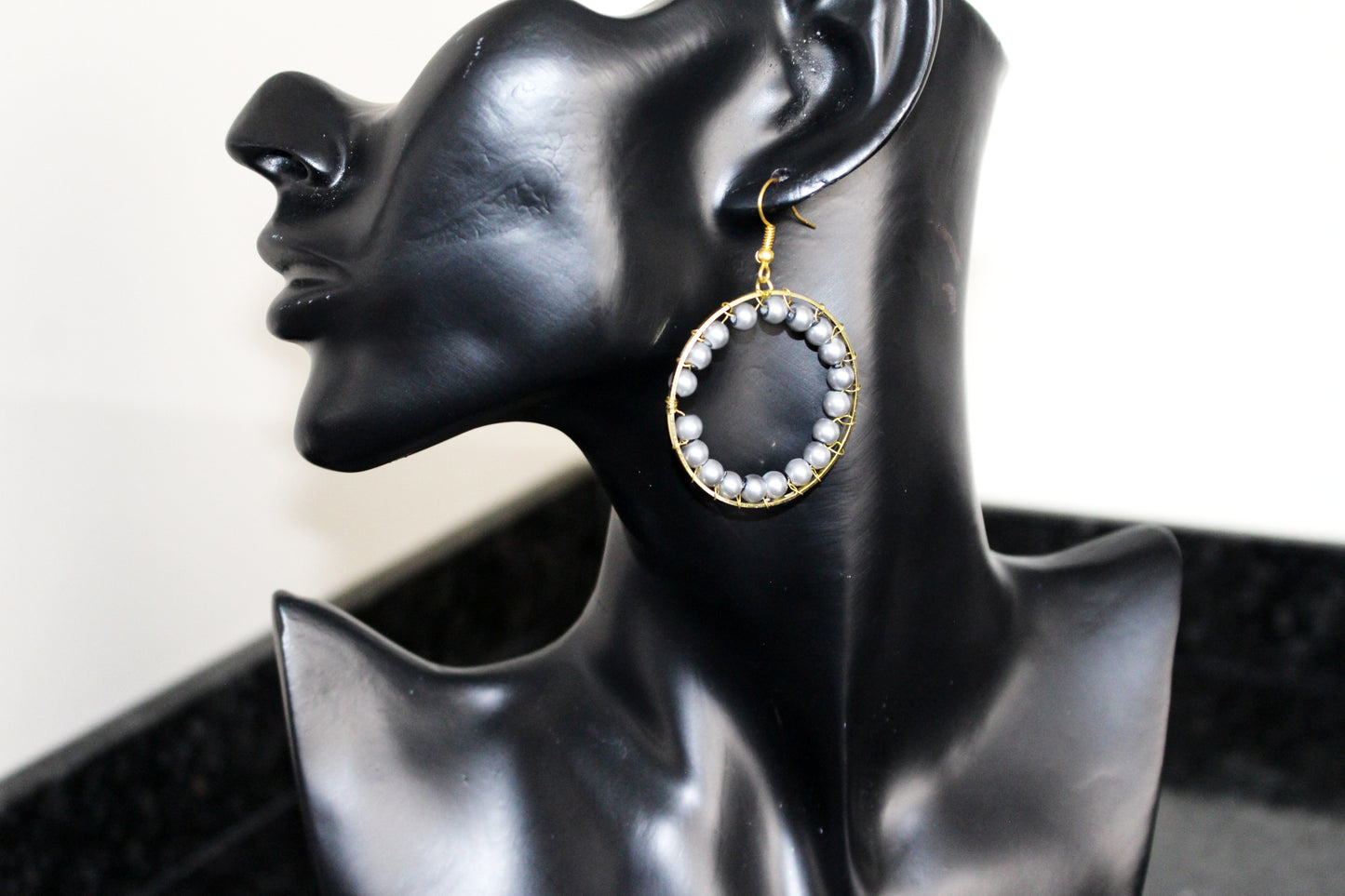 Boucles d'oreilles créoles dorées avec des perles gris nacrées
