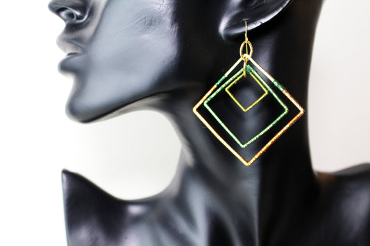 Boucles d'oreilles créoles carrés ethniques vert et dorée